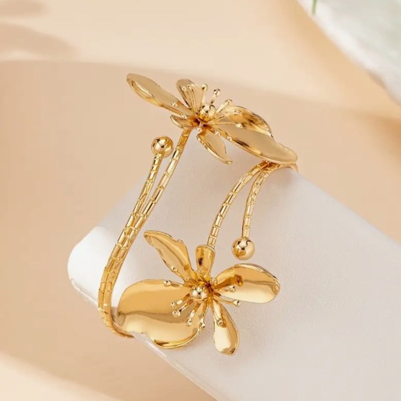 18K Gold Plated Floral Design Bracelet - Picture 5 of 8